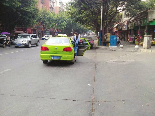 打车告别“招手停” 泸州今起施行定点停靠(图1) 打车告别“招手停” 泸州今起施行定点停靠(图1)