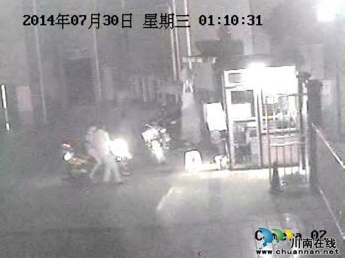 宜宾:保安勇斗三持刀偷车贼&nbsp;探头拍下过程(图1)