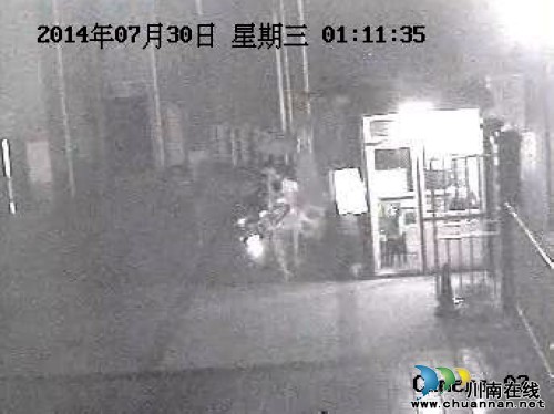 宜宾:保安勇斗三持刀偷车贼&nbsp;探头拍下过程(图3)