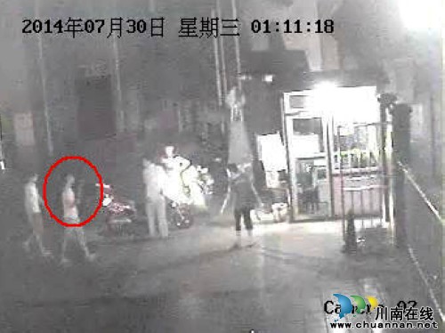 宜宾:保安勇斗三持刀偷车贼&nbsp;探头拍下过程(图2)