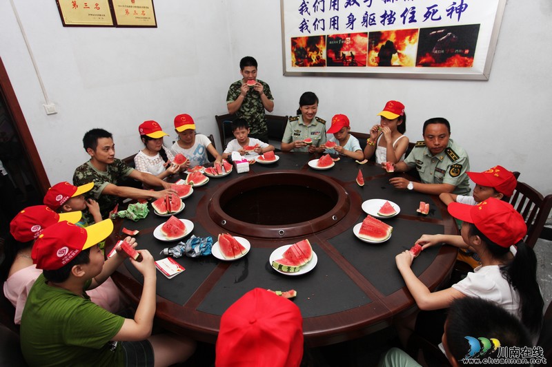 泸州:消防战士和留守儿童一起过"八一"建军节(图7) 泸州:消防战士和留守儿童一起过"八一"建军节(图7)