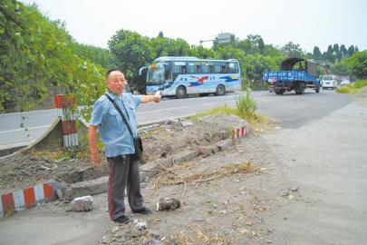 疑因紧急避让摩托车&nbsp;内江客车差点撞上加油机(图1)
