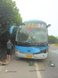 疑因紧急避让摩托车&nbsp;内江客车差点撞上加油机(图2)