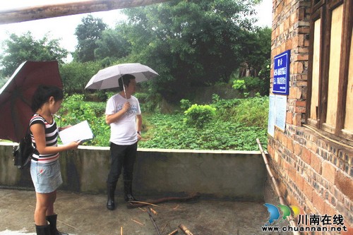 奇峰镇:心系群众安危 冒雨排查地质灾害隐患(图1) 奇峰镇:心系群众安危 冒雨排查地质灾害隐患(图1)