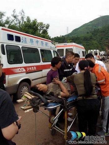 泸医附院、泸医中医院医疗队急赴云南震区抗震救灾(图4) 泸医附院、泸医中医院医疗队急赴云南震区抗震救灾(图4)