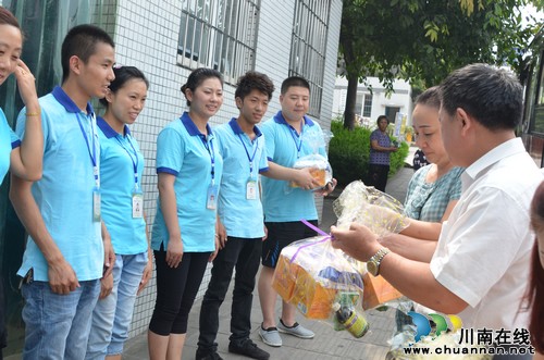 泸州市总工会夏日送清凉 让公交人倍感亲切(图2) 泸州市总工会夏日送清凉 让公交人倍感亲切(图2)