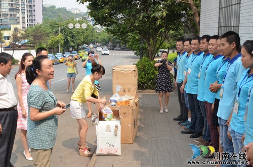泸州市总工会夏日送清凉 让公交人倍感亲切(图1) 泸州市总工会夏日送清凉 让公交人倍感亲切(图1)