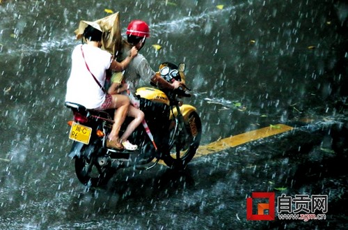 自贡昨日遭遇狂风暴雨 居民屋顶被掀翻(图1) 自贡昨日遭遇狂风暴雨 居民屋顶被掀翻(图1)