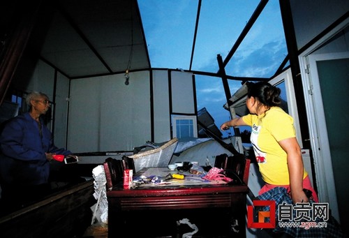自贡昨日遭遇狂风暴雨 居民屋顶被掀翻(图3) 自贡昨日遭遇狂风暴雨 居民屋顶被掀翻(图3)