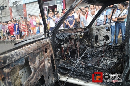 东光路一城管执法车自燃&nbsp;无人员伤亡(图5)