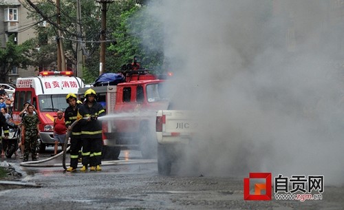 东光路一城管执法车自燃&nbsp;无人员伤亡(图4)