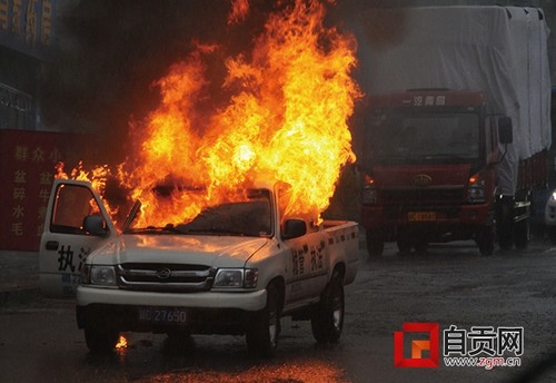 东光路一城管执法车自燃&nbsp;无人员伤亡(图1)