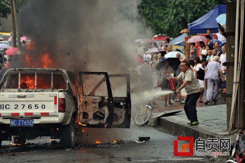 东光路一城管执法车自燃&nbsp;无人员伤亡(图3)