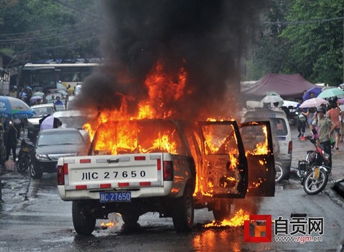 东光路一城管执法车自燃&nbsp;无人员伤亡(图2)