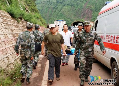 驰援灾区泸医附院救援医疗队奋战在前线(图1) 驰援灾区泸医附院救援医疗队奋战在前线(图1)