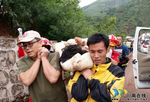 驰援灾区泸医附院救援医疗队奋战在前线(图2) 驰援灾区泸医附院救援医疗队奋战在前线(图2)
