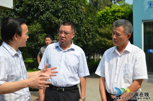 持续酷暑高温 泸州市总工会给环卫工人送清凉(图1) 持续酷暑高温 泸州市总工会给环卫工人送清凉(图1)