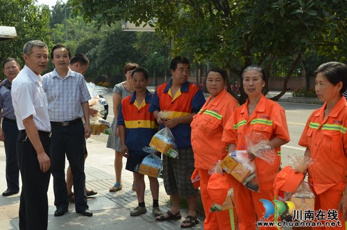 持续酷暑高温 泸州市总工会给环卫工人送清凉(图3) 持续酷暑高温 泸州市总工会给环卫工人送清凉(图3)
