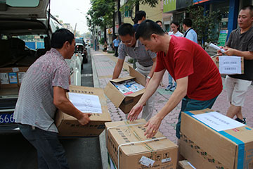 鲁甸地震遇难人数增至589人 泸州救援行动争分夺秒(图3) 鲁甸地震遇难人数增至589人 泸州救援行动争分夺秒(图3)