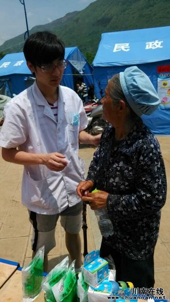 泸医中医院驰援灾区:哪里有需要 我们在哪里(二)(图4) 泸医中医院驰援灾区:哪里有需要 我们在哪里(二)(图4)