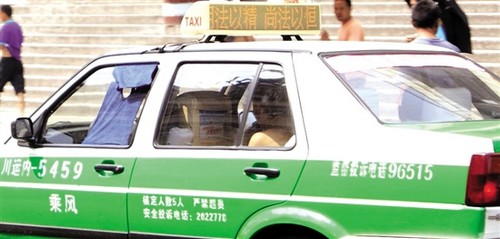 的哥遮阳招数多&nbsp;乘客心中直“打鼓”(图1)