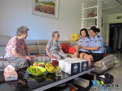 高龄老人出门不便 热心民警登门为其办理业务(图1) 高龄老人出门不便 热心民警登门为其办理业务(图1)