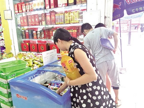 掏钱“买清凉” 高温烤“瘦”市民钱包(图1) 掏钱“买清凉” 高温烤“瘦”市民钱包(图1)