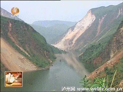 第十三集团军驻泸工兵团进入堰塞湖排除险情(图1)