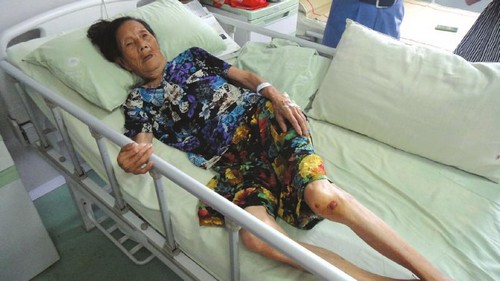 内江94岁太婆跌倒76岁司机扶起送医&nbsp;助人?撞人?(图1)