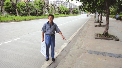 内江94岁太婆跌倒76岁司机扶起送医&nbsp;助人?撞人?(图2)