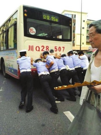 宜宾8交警推车缓堵&nbsp;网友称他们“可爱的葫芦娃”(图1)