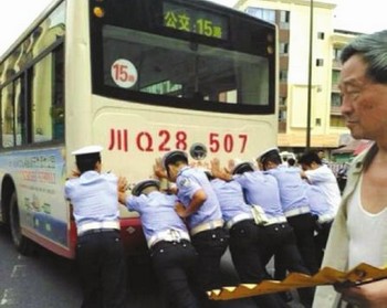 宜宾8交警推车缓堵&nbsp;网友称他们“可爱的葫芦娃”