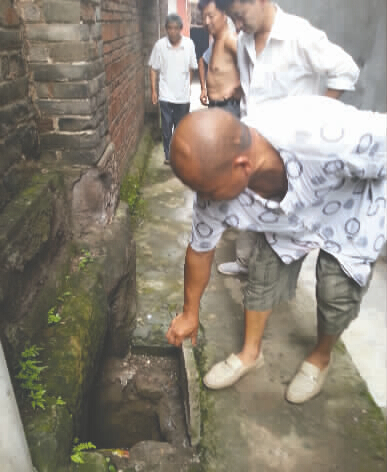 自贡13岁少女撞倒3岁女童 怕赔钱将其丢进粪坑(图1) 自贡13岁少女撞倒3岁女童 怕赔钱将其丢进粪坑(图1)