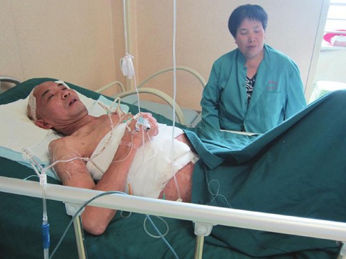 万伏高压电击穿腹部 男子奇迹生还(图1) 万伏高压电击穿腹部 男子奇迹生还(图1)