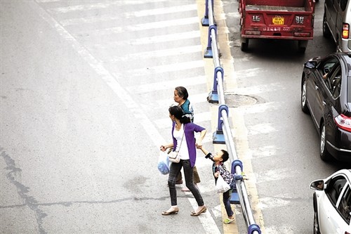 对过街天桥“视而不见” 市民乱穿马路亟待治理(图1) 对过街天桥“视而不见” 市民乱穿马路亟待治理(图1)