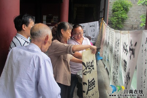 泸州叙永再次开展书画义卖赈灾活动(图1) 泸州叙永再次开展书画义卖赈灾活动(图1)