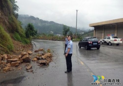 叙永交警部门积极开展雨天道路交通隐患排查(图1) 叙永交警部门积极开展雨天道路交通隐患排查(图1)