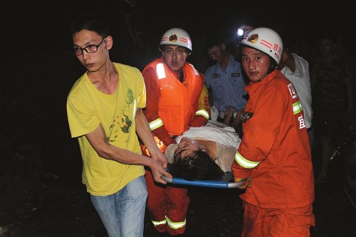 宜宾:年轻女子半夜跳江&nbsp;辅警手抓活麻救她一命(图1)