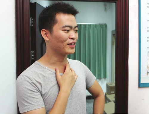 自贡助人小伙想要回垫付药费&nbsp;伤者父亲“没懂起”(图2)