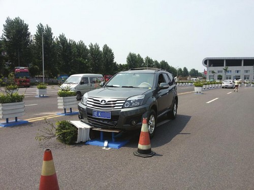 泸州：“串串”帮忙车检&nbsp;撞烂花台碰坏车&nbsp;溜了(图1)