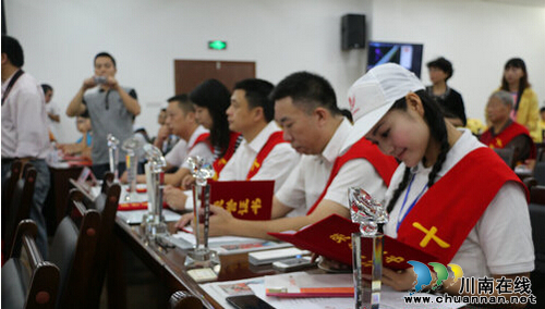 泸州红星志愿者协会荣获巴蜀慈善大奖(图4) 泸州红星志愿者协会荣获巴蜀慈善大奖(图4)