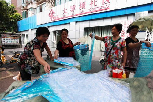 红星街道：3000张浴室防滑垫送老人(图1)