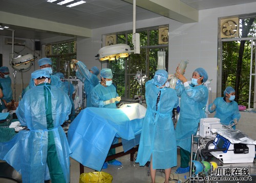 泸州:泸医附院成功开展心脏移植动物实验(图)(图2) 泸州:泸医附院成功开展心脏移植动物实验(图)(图2)