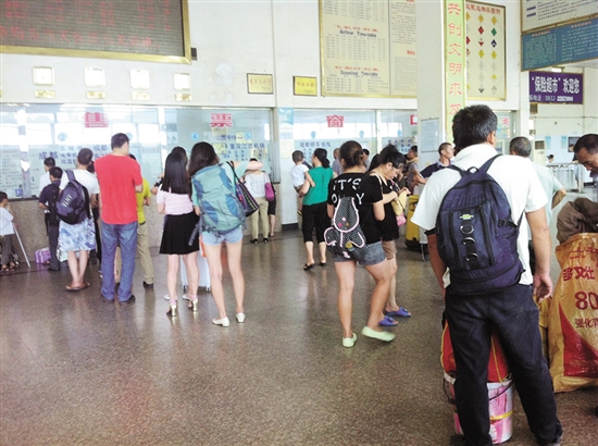 内江市迎来暑运返程高峰(图1) 内江市迎来暑运返程高峰(图1)