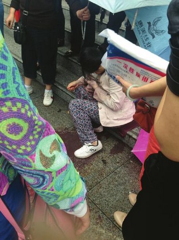 宜宾:40岁妈妈当街产子 路人撑伞搭"产房"(图1) 宜宾:40岁妈妈当街产子 路人撑伞搭"产房"(图1)
