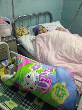 宜宾:40岁妈妈当街产子 路人撑伞搭"产房"(图2) 宜宾:40岁妈妈当街产子 路人撑伞搭"产房"(图2)