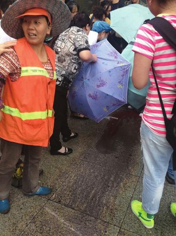 宜宾一孕妇街头产子&nbsp;市民雨中撑伞搭“产房”(图1)