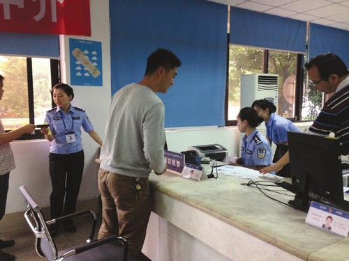 宜宾交警支队设特别服务窗口周六也能补办驾照(图1) 宜宾交警支队设特别服务窗口周六也能补办驾照(图1)