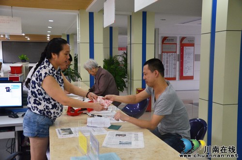 华阳街道:发放“阳光家园”居家托养补助关爱残疾人员(图1) 华阳街道:发放“阳光家园”居家托养补助关爱残疾人员(图1)