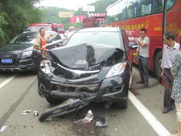 成渝高速内江资中段19车连撞 致4人伤1人死亡(图1) 成渝高速内江资中段19车连撞 致4人伤1人死亡(图1)